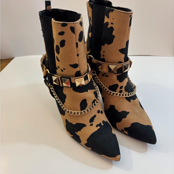 Shoe Dazzle Dolly Cow Print SZ 7 Amyla Tan Black 4” Heels Chained Bootie Buckle - Picture 1 of 9